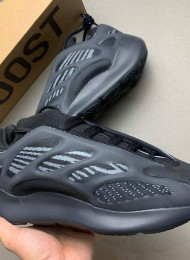 Кроссовки Adidas Yeezy 700 V3 Black Alvah живое фото 2